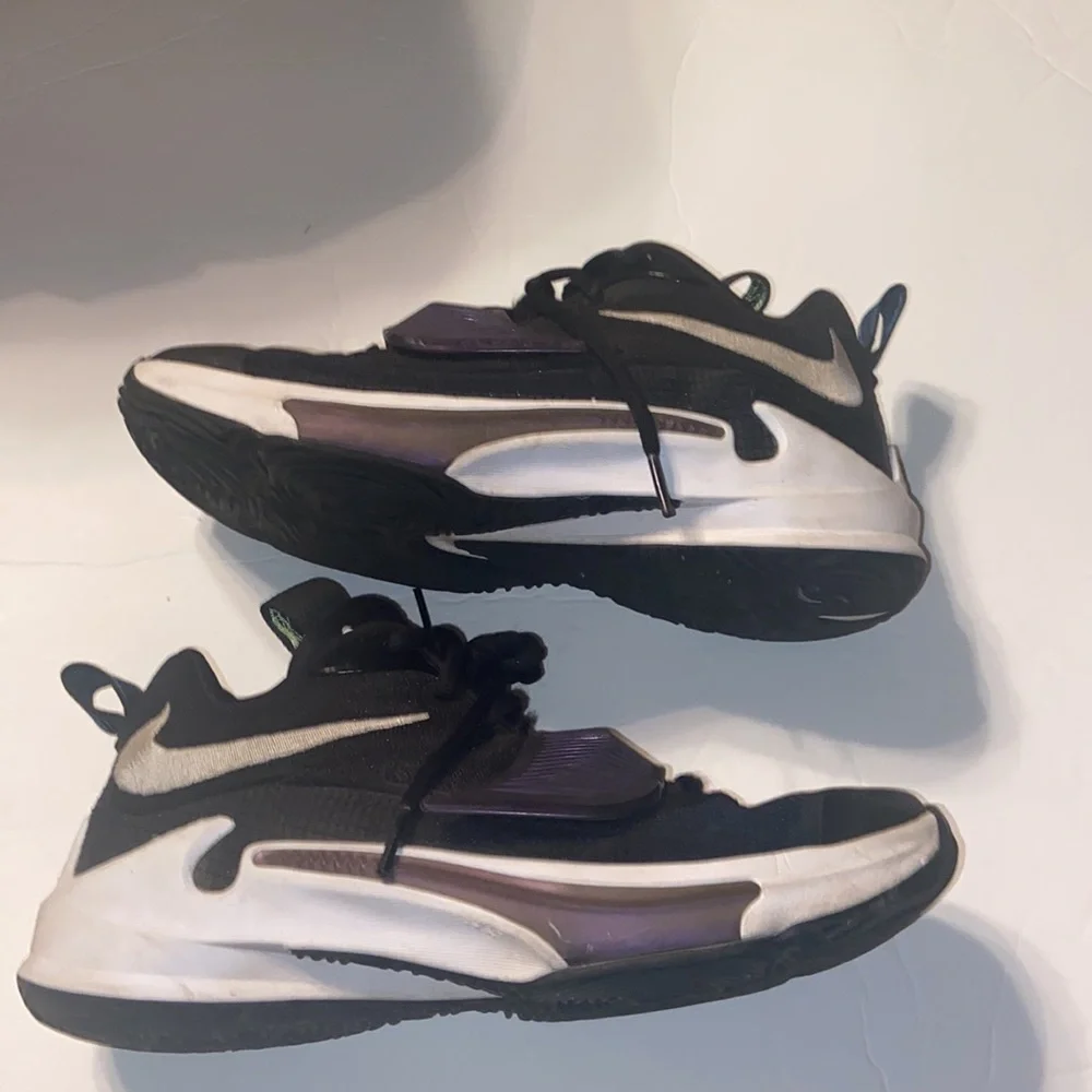 Nike Freak 3 sneakers size 6Y